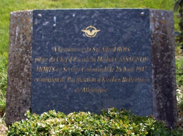 Ouzilly-Vignoles - Stele Alfred Bois