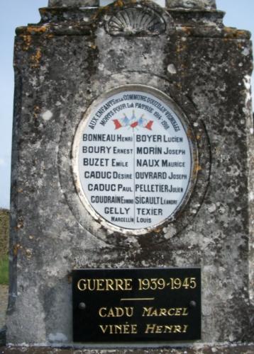 Ouzilly-Vignoles Plaque Monument aux Morts